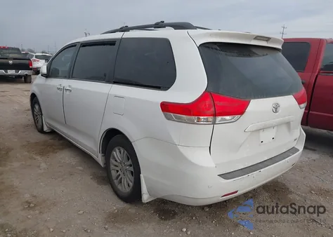 2014 Toyota Sienna Xle V6 8 Passenger z USA, uszkodzony, nr VIN 5TDYK3DC6ES429778